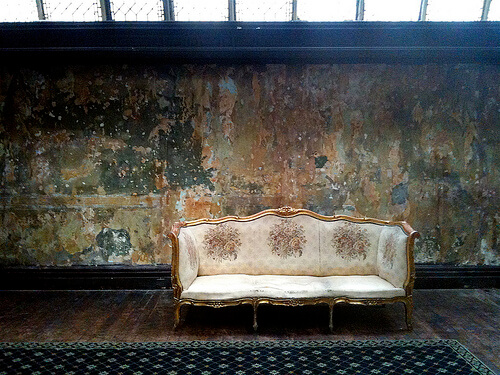 An image of the couch from the file The King's Speech